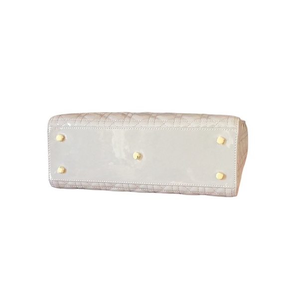 New Elegant Light Grey Patent Leather Quilted Handbag - Picture 6 of 7